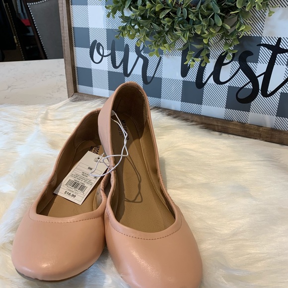 Mossimo flats - Picture 2 of 2
